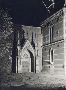 883950 Gezicht op de neogotische westelijke toegangspoort tot de kruisgang van de Domkerk aan het Domplein te Utrecht, ...